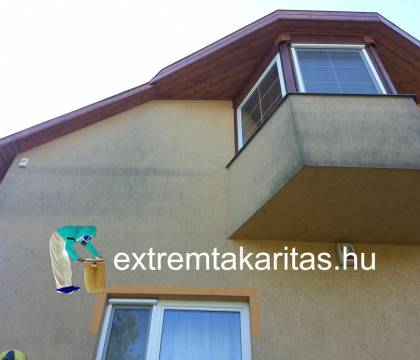 Szigetelt homlokzat előtte